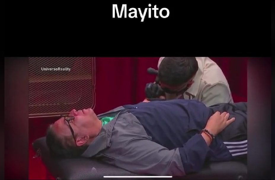 Mayito se hace un tatuaje en La Casa de los Famosos, soportando el dolor. Mayito se hace un tatuaje en La Casa de los Famosos, soportando el dolor.