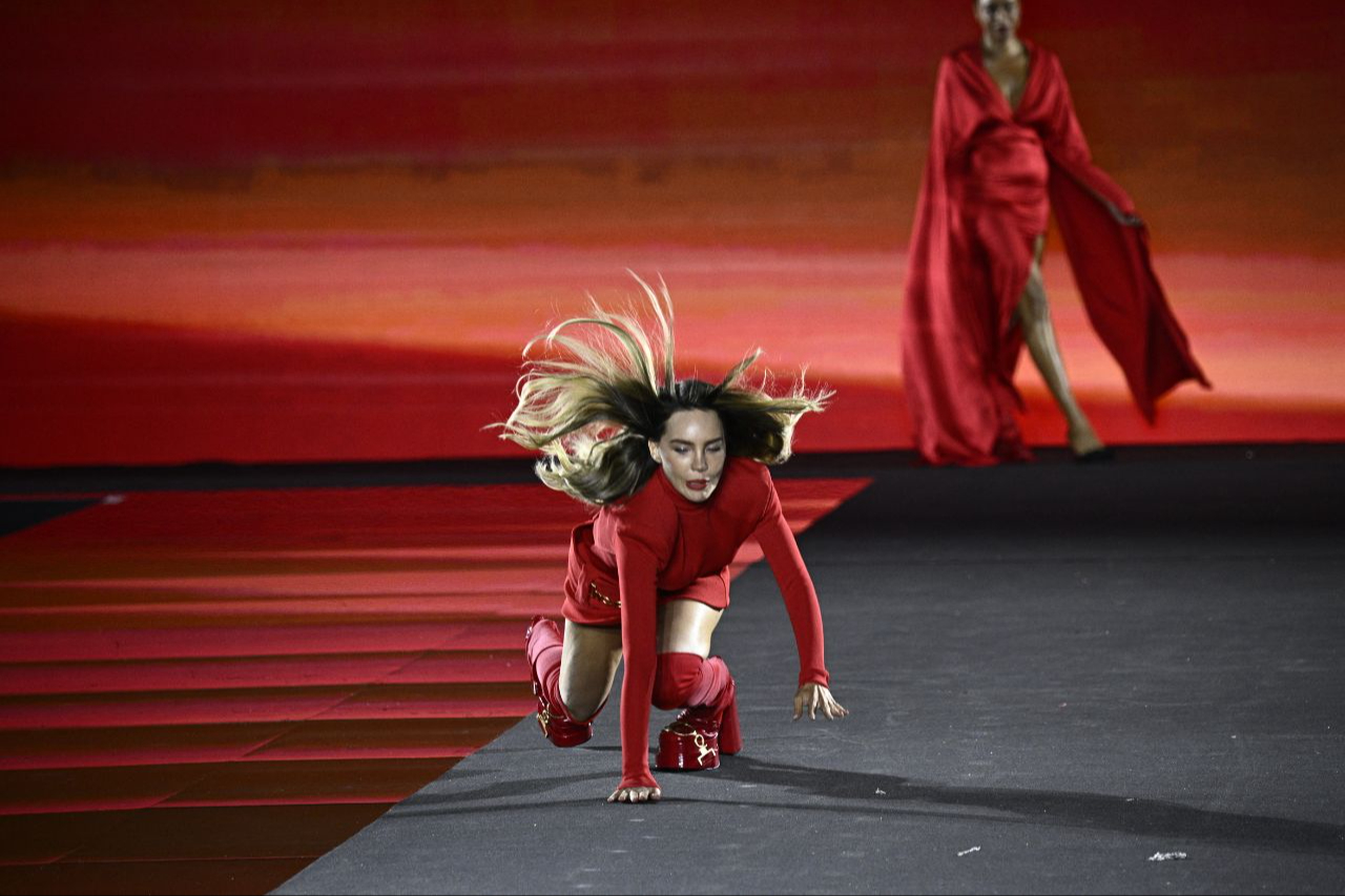 Revelan video de Belinda llorando por caída en pasarela de moda Revelan video de Belinda llorando por caída en pasarela de moda