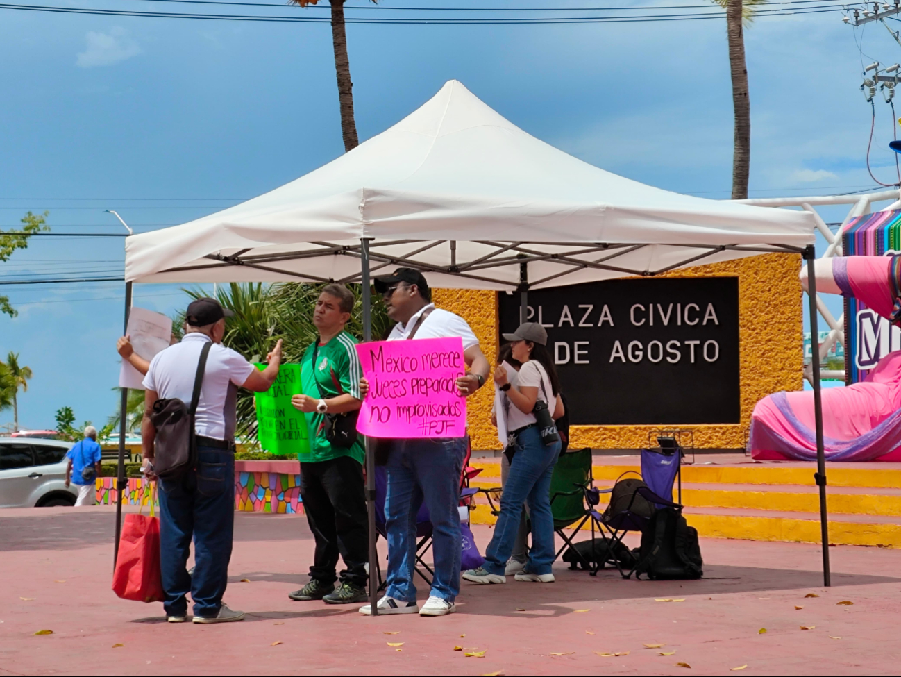 Trabajadores mostraron cartulinas, lo que incomodó a algunas personas que reclamaron que la protesta era injusta Trabajadores mostraron cartulinas, lo que incomodó a algunas personas que reclamaron que la protesta era injusta