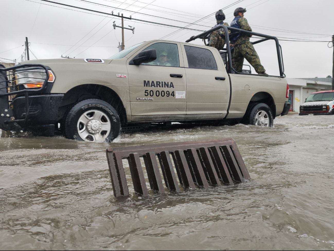 Debido a las inundaciones Ejercito de la Marina apoyo en todo momento Debido a las inundaciones Ejercito de la Marina apoyo en todo momento