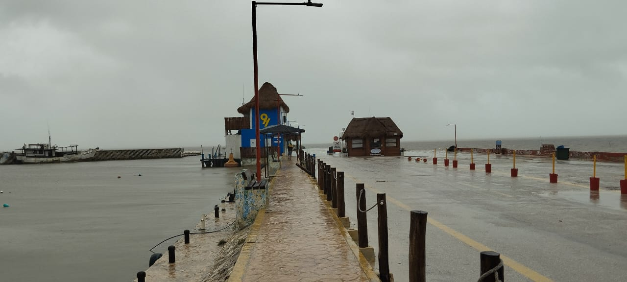 Debido a las inundaciones y oleaje, el suministro a Holbox está siendo afectado Debido a las inundaciones y oleaje, el suministro a Holbox está siendo afectado