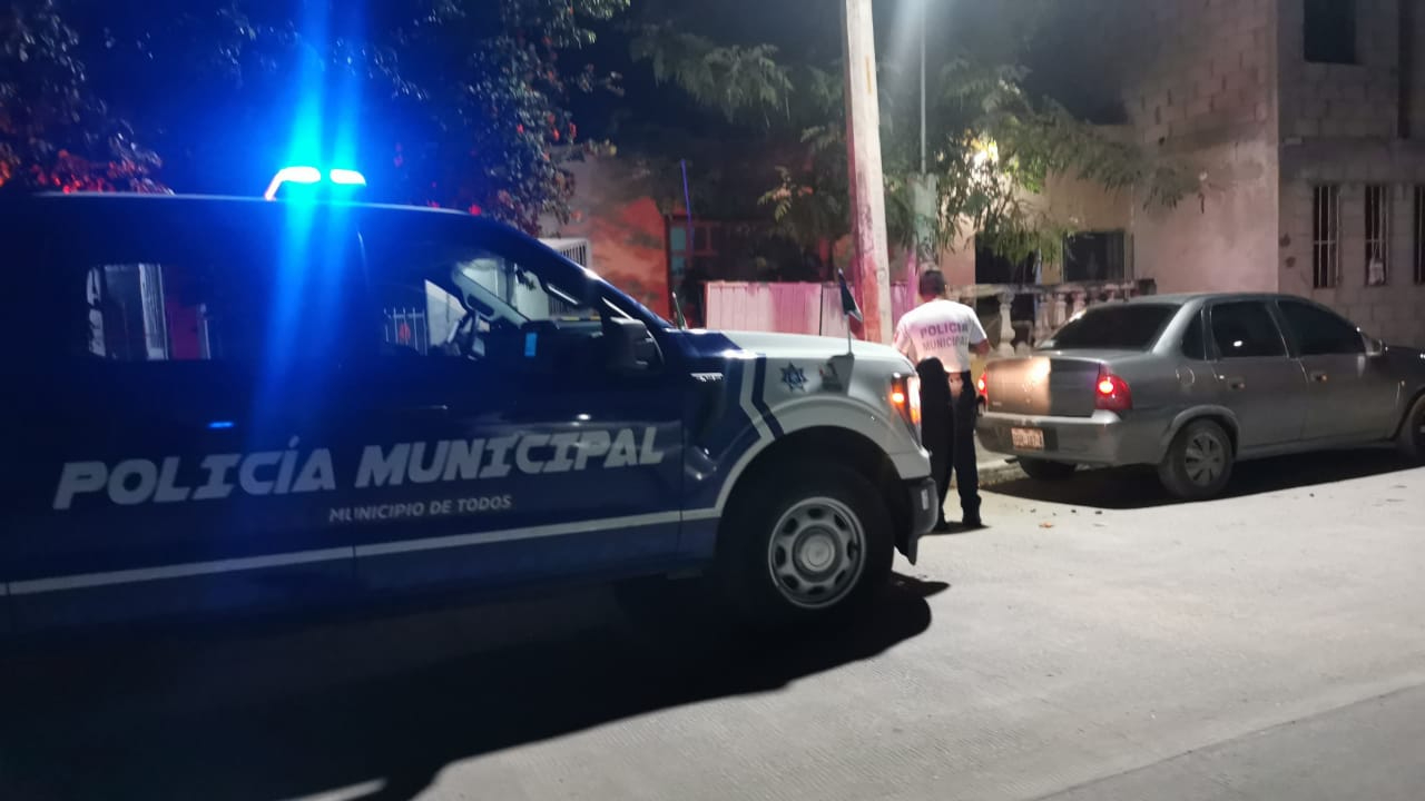 Ebrio genera choque con camión de la CFE en Ciudad del Carmen y huye del lugar
