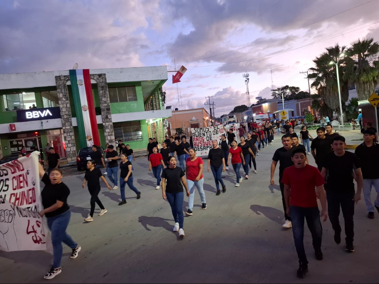  Normalistas de Hecelchakán marchan por los 43 desaparecidos a 10 años de Ayotzinapa  