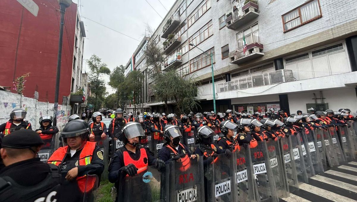 La policia de la CDMX resguarda las inatlaciones del Sindicato de Pemex, tras riña entre dos facciones La policia de la CDMX resguarda las inatlaciones del Sindicato de Pemex, tras riña entre dos facciones