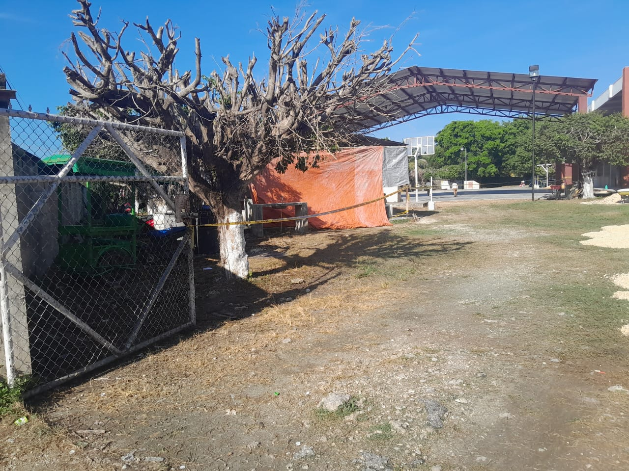 Los alumnos toman clases en el comedor, lo que los obliga a ingerir alimentos en lugares insalubres