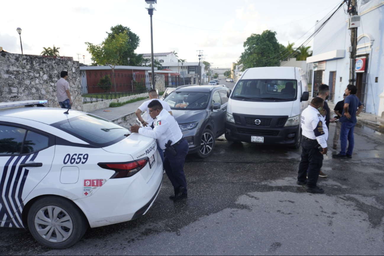 Los involucrados llamaron a emergencias y la policía acudió al lugar Los involucrados llamaron a emergencias y la policía acudió al lugar