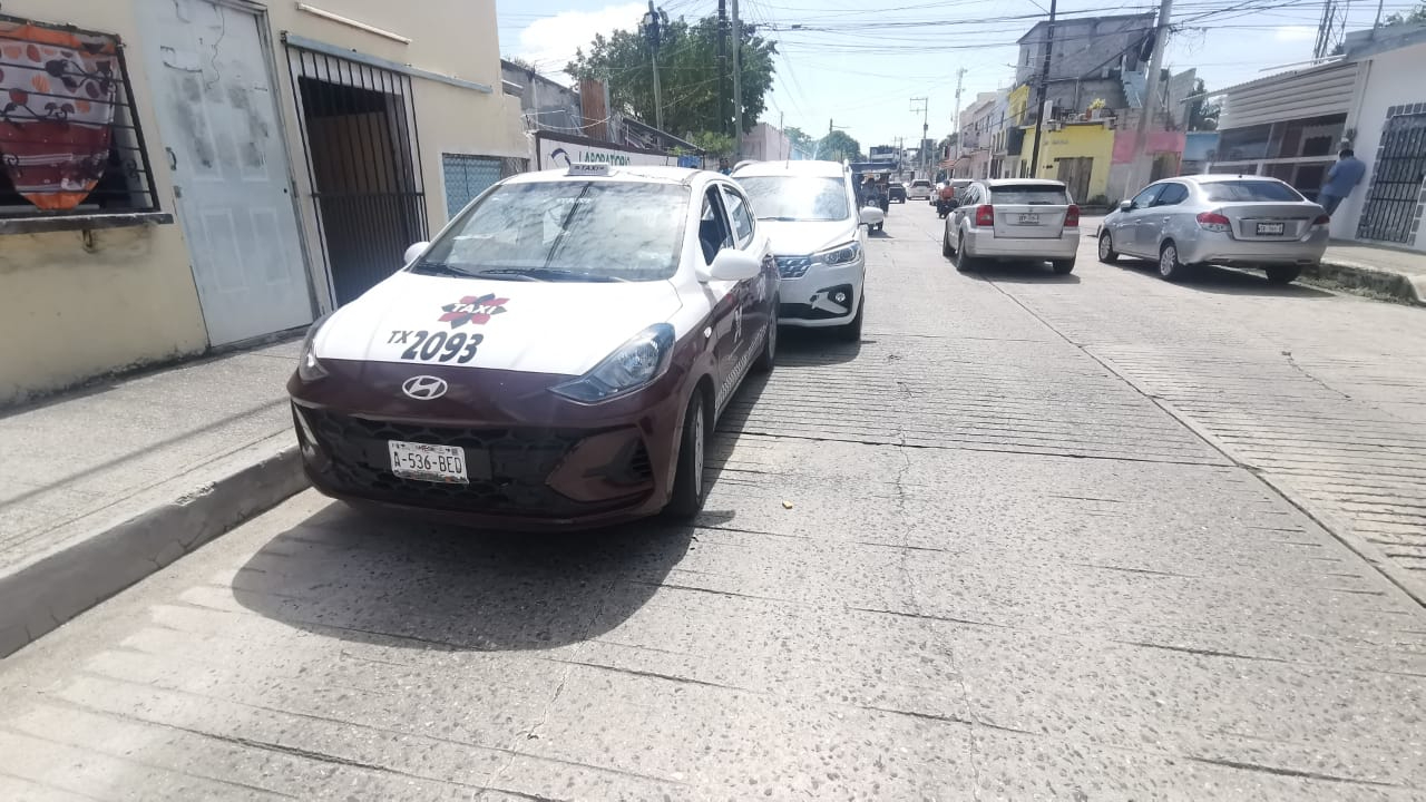 Los tres vehículos permanecieron en el carril de circulación, causando afectaciones al tráfico Los tres vehículos permanecieron en el carril de circulación, causando afectaciones al tráfico