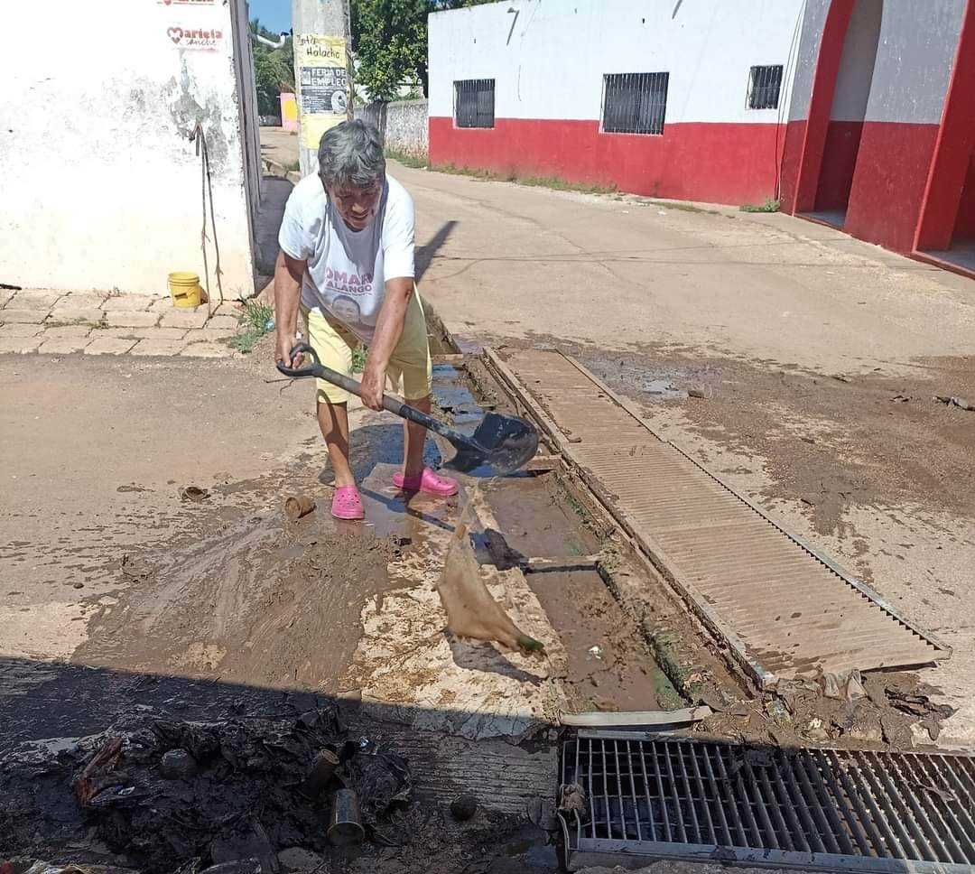 En Tinún, vecinas limpian alcantarillas para evitar inundaciones