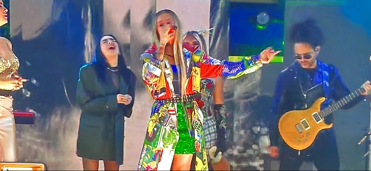 María José sorprende con sus éxitos a los finalistas de La Casa de los Famosos