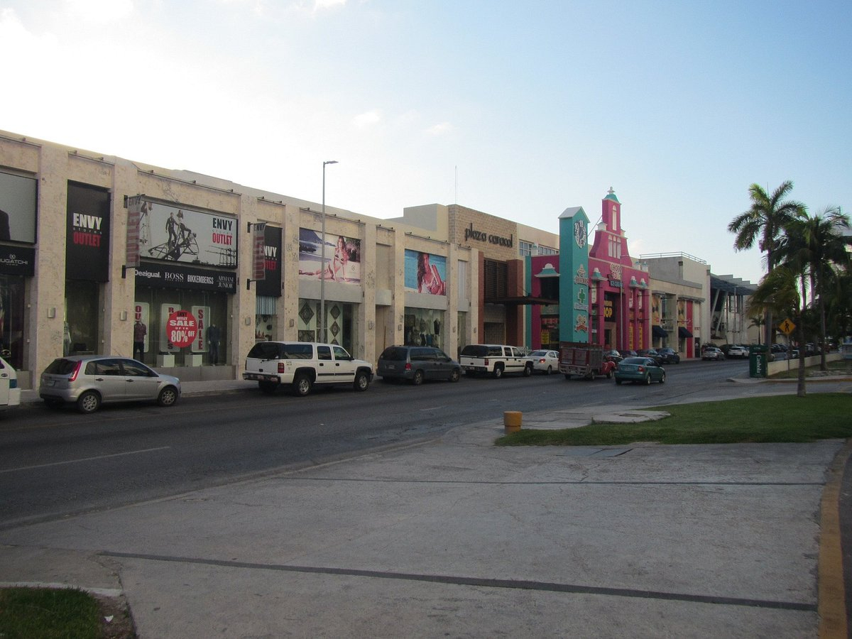 Plaza Caracol, aquí se encontraba el primer McDonald’s de Cancún Plaza Caracol, aquí se encontraba el primer McDonald’s de Cancún