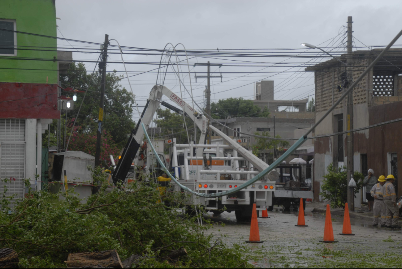 Ramas de árboles y cables afectaron varias calles de Cancún Ramas de árboles y cables afectaron varias calles de Cancún