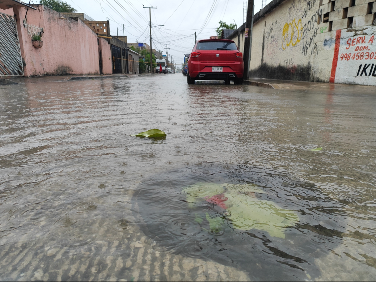 Se registraron varios encharcamientos que impidieron el paso de coches y personas Se registraron varios encharcamientos que impidieron el paso de coches y personas
