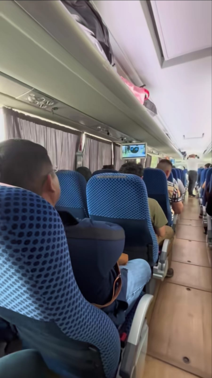 Dentro del autobús hay aire acondicionado, baño y pantallas con película Dentro del autobús hay aire acondicionado, baño y pantallas con película