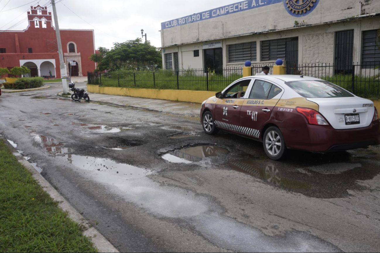 Taxistas se quejan por baches en Campeche; reportan pérdidas de más de 2 mil pesos
