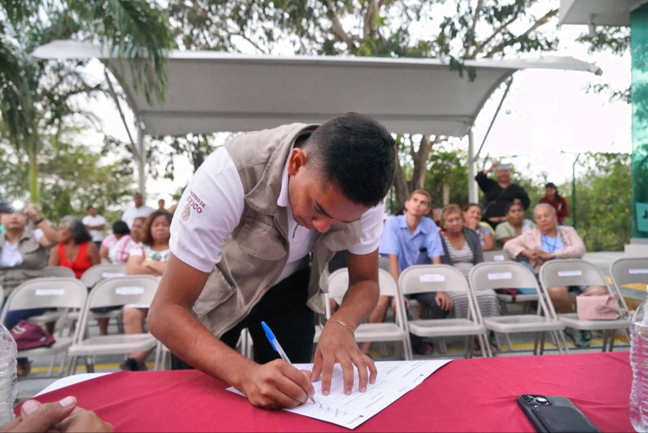 Jóvenes Construyendo el Futuro brinda apoyo económico y seguro médico a jóvenes en capacitación. Jóvenes Construyendo el Futuro brinda apoyo económico y seguro médico a jóvenes en capacitación.