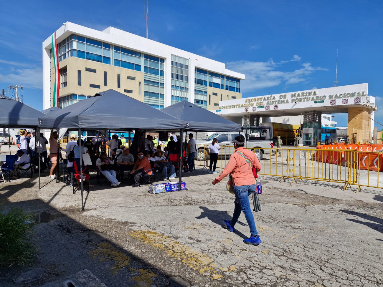 La manifestación bloqueó la entrada a las instalaciones de Asipona. La manifestación bloqueó la entrada a las instalaciones de Asipona.