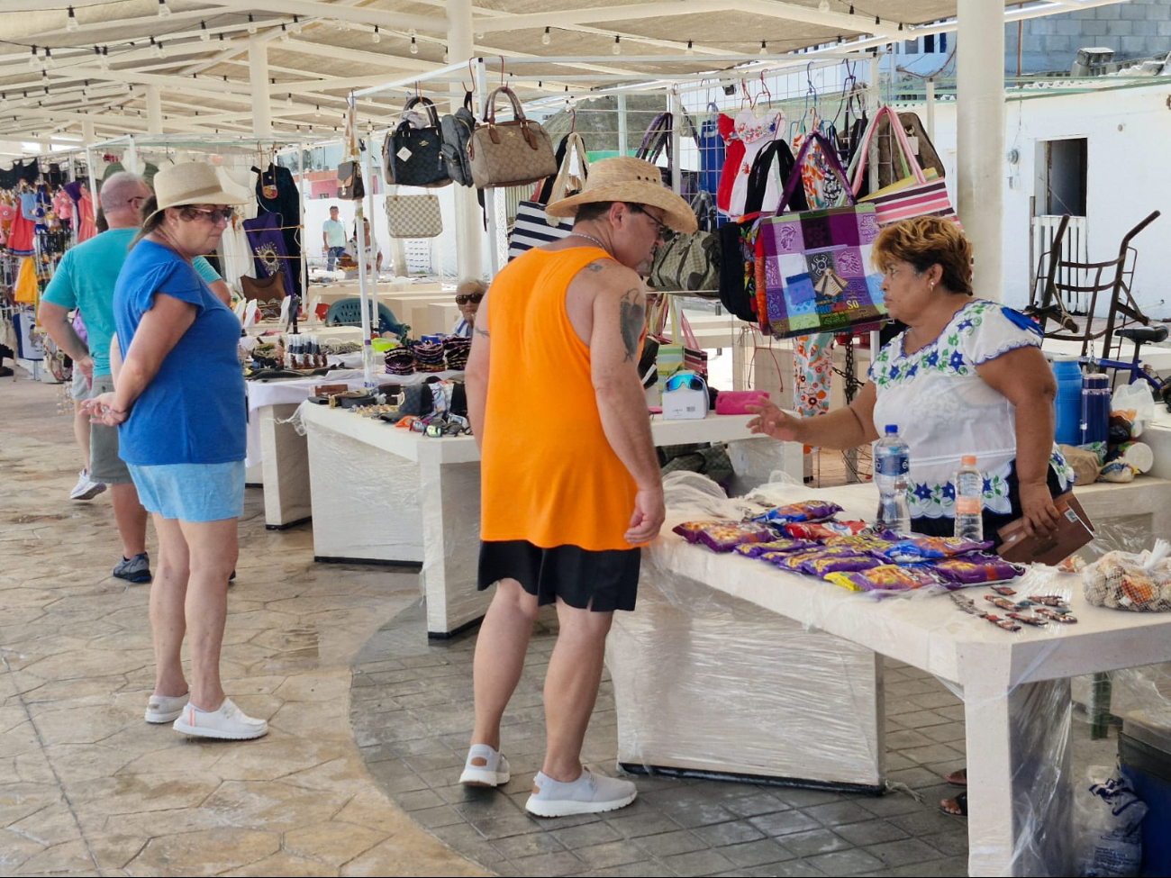 Los paseantes se llevaron recuerditos locales de la zona de artesanías. Los paseantes se llevaron recuerditos locales de la zona de artesanías.