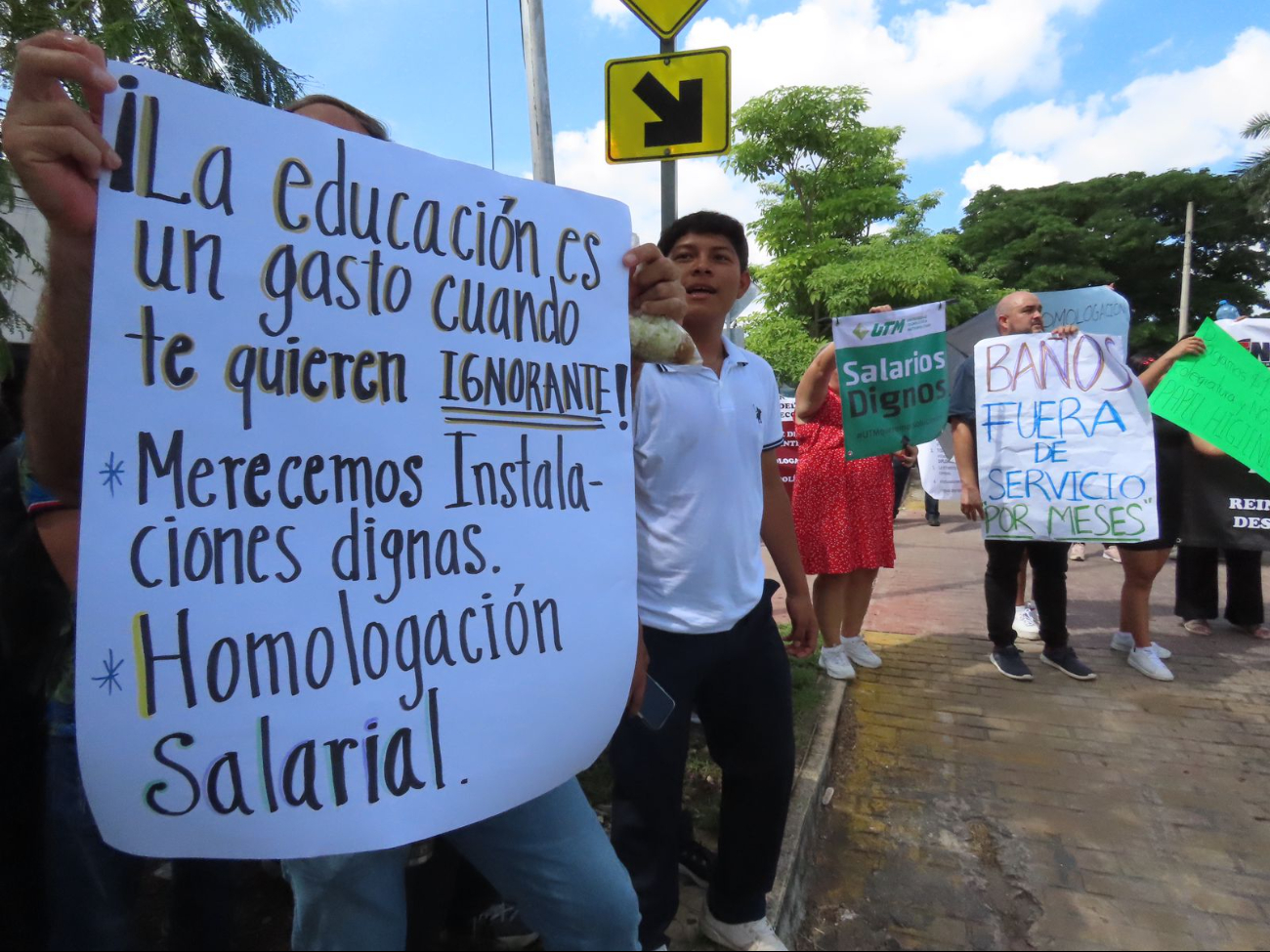 Maestros piden mejores condiciones laborales Maestros piden mejores condiciones laborales