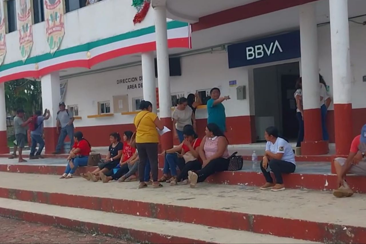 Trabajadores sindicalizados al servicio del ayuntamiento piden su pago antes del cambio de administración