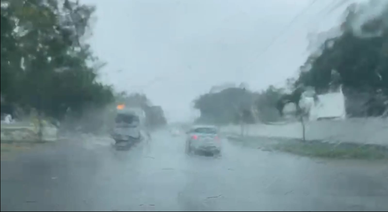 Cancún inicia la mañana con fuertes lluvias e inundaciones Cancún inicia la mañana con fuertes lluvias e inundaciones