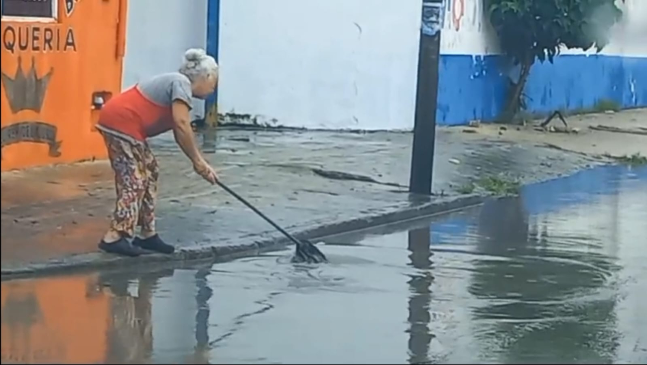 Debido a los deshechos acumulados en las coladeras, las inundaciones suelen ser muy comunes Debido a los deshechos acumulados en las coladeras, las inundaciones suelen ser muy comunes