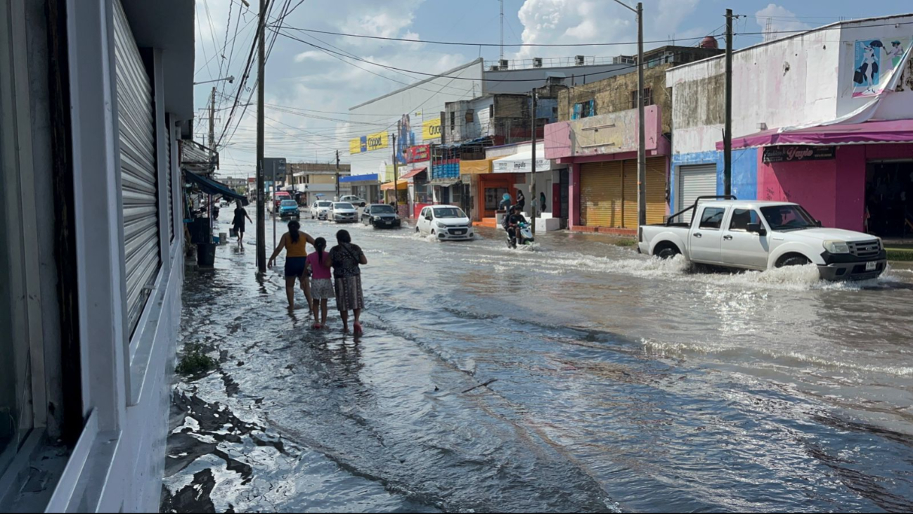 El agua logró rebasar las banquetas del "Crucero" El agua logró rebasar las banquetas del "Crucero"