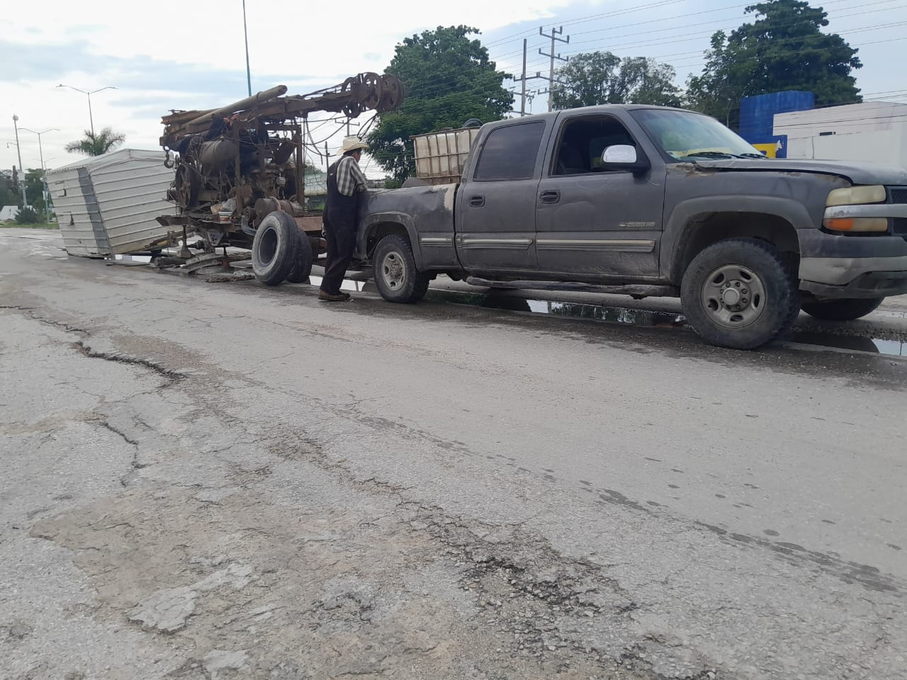 Camioneta de menonitas sufre falla mecánica y pierde una llanta en Escárcega