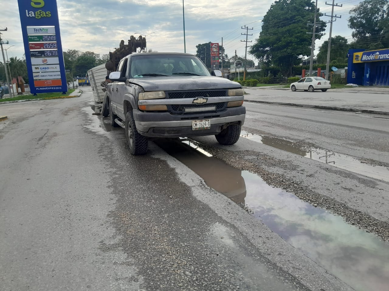 El mecánico reemplazó el ring y los ocupantes pudieron continuar su camino hacia Champotón El mecánico reemplazó el ring y los ocupantes pudieron continuar su camino hacia Champotón