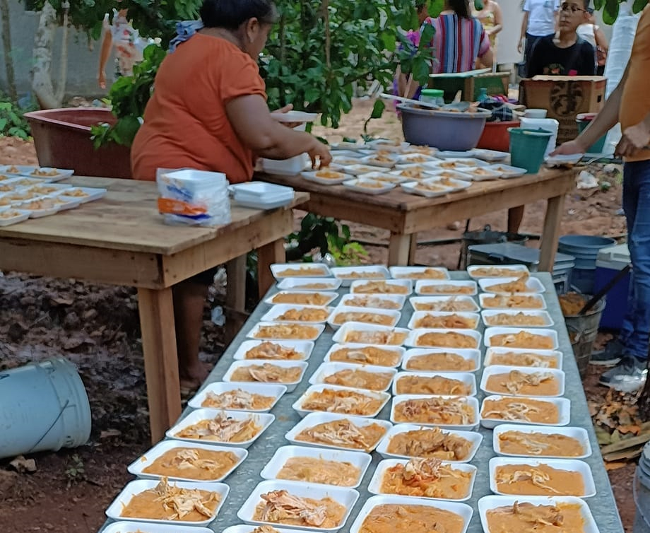 El platillo "cool" es un caldo espeso hecho con masa de maíz, carne de puerco y pollo, achiote, epazote, cebolla y tomate El platillo "cool" es un caldo espeso hecho con masa de maíz, carne de puerco y pollo, achiote, epazote, cebolla y tomate