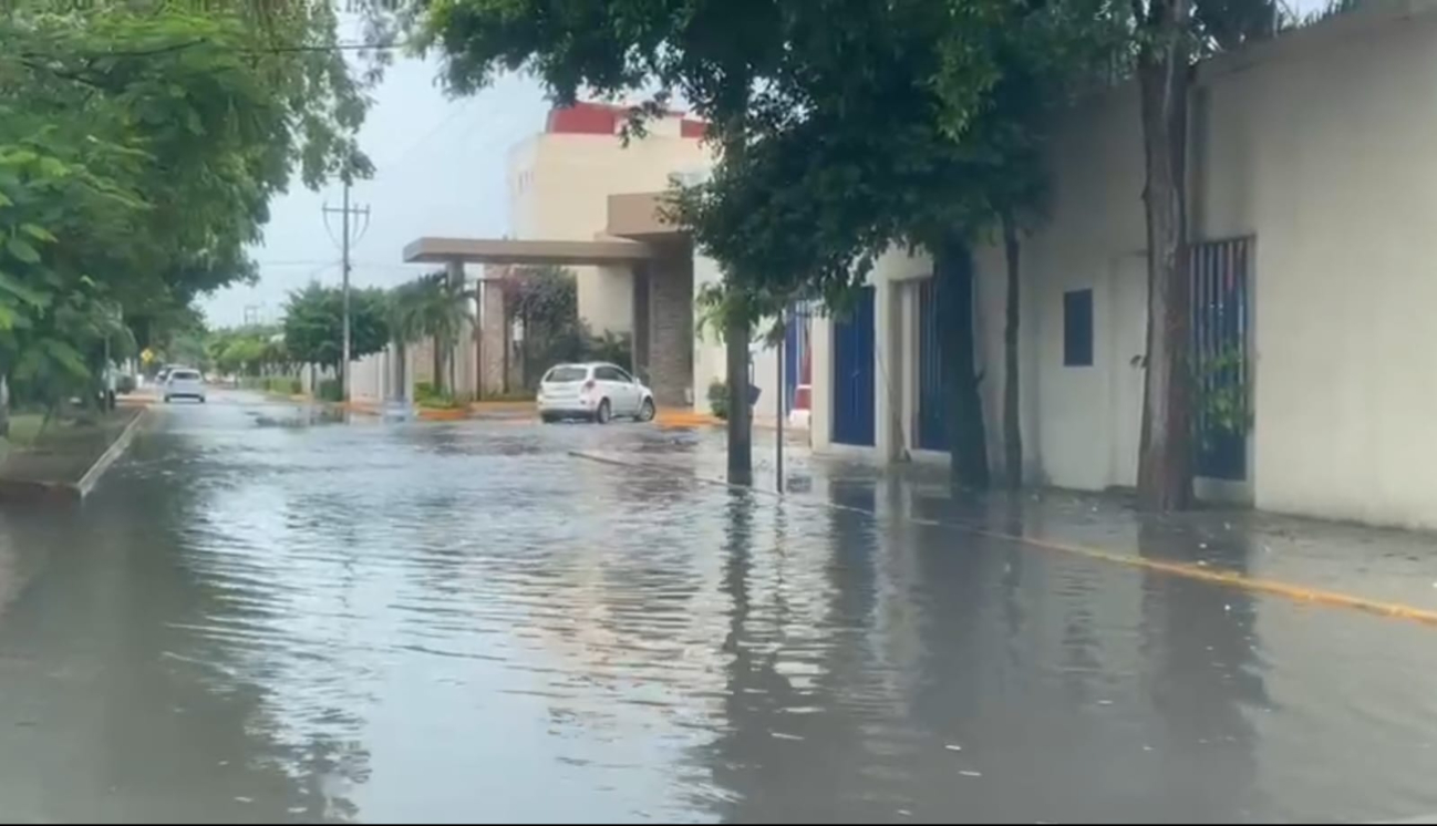 Encharcamiento sobre avenida Chichén Itzá, casi con la intersección con Andrés Quintana Roo Encharcamiento sobre avenida Chichén Itzá, casi con la intersección con Andrés Quintana Roo