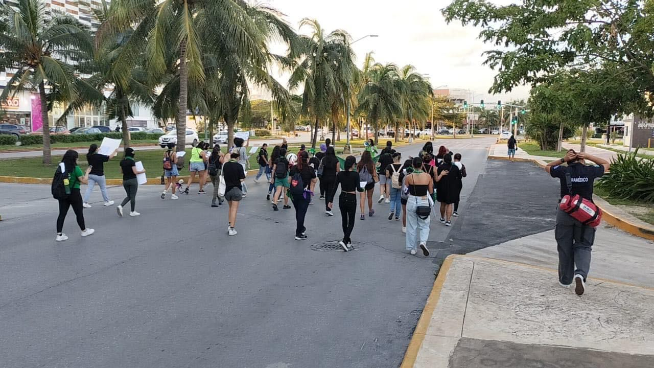 Feministas marchan en Cancún por la despenalización del aborto / Leonardo Chacón Feministas marchan en Cancún por la despenalización del aborto / Leonardo Chacón
