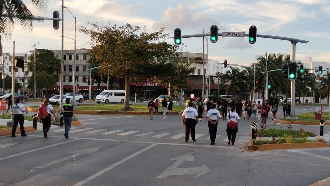 Feministas marchan en Cancún por la despenalización del aborto / Leonardo Chacón Feministas marchan en Cancún por la despenalización del aborto / Leonardo Chacón