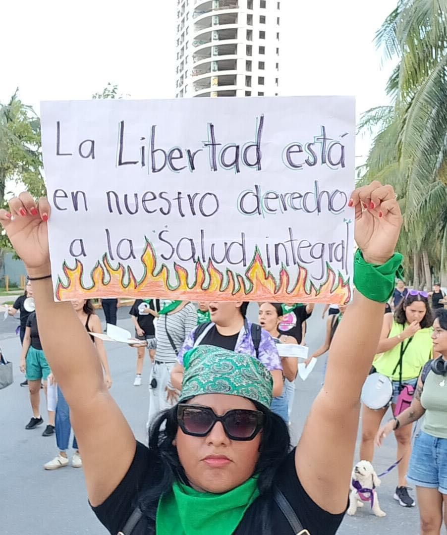 Feministas marchan en Cancún por la despenalización del aborto / Leonardo Chacón Feministas marchan en Cancún por la despenalización del aborto / Leonardo Chacón