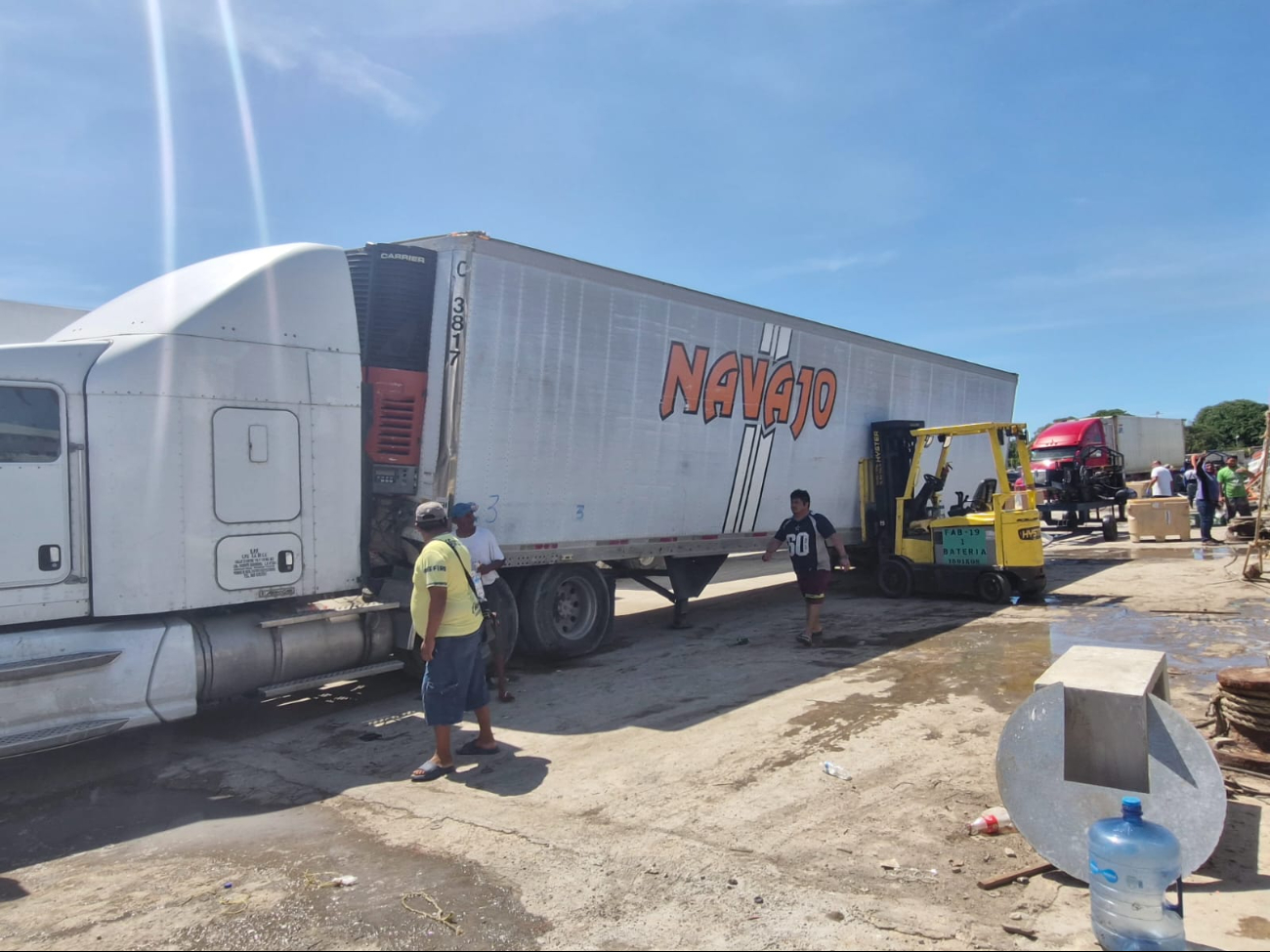 Los trabajadores usaron un montacargas para evitar más daños mientras esperaban una grúa Los trabajadores usaron un montacargas para evitar más daños mientras esperaban una grúa