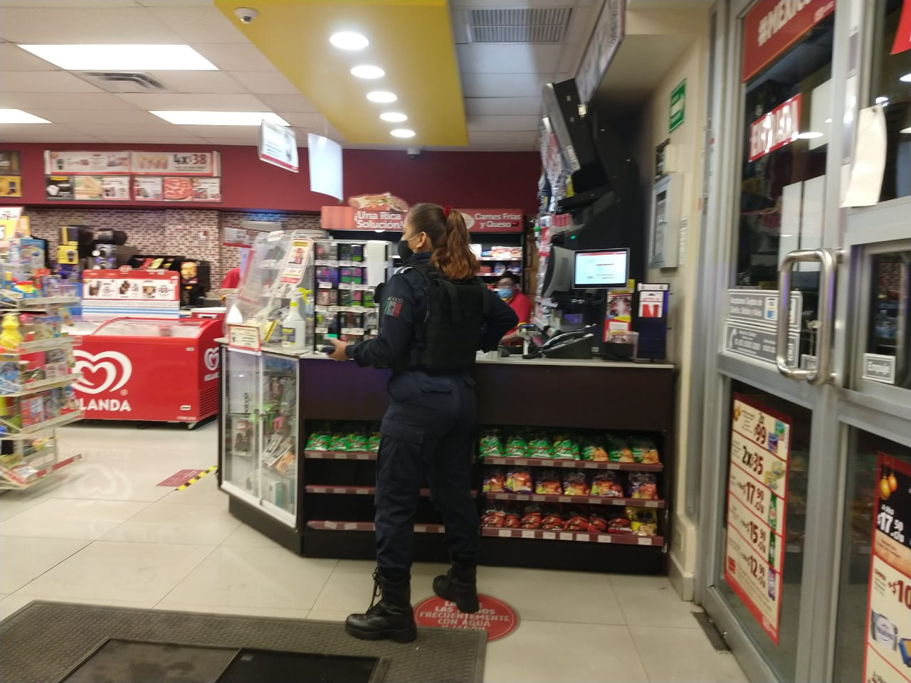 Pareja de ladrones comete robo dentro de un Oxxo en Cancún Pareja de ladrones comete robo dentro de un Oxxo en Cancún