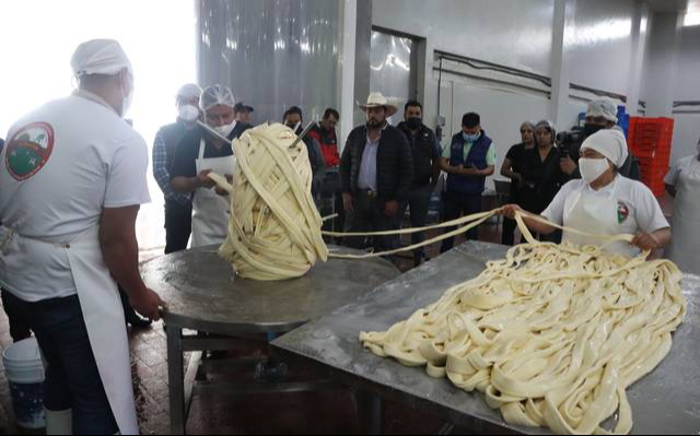 Crean el 'quesillo' más grande del mundo en Hidalgo