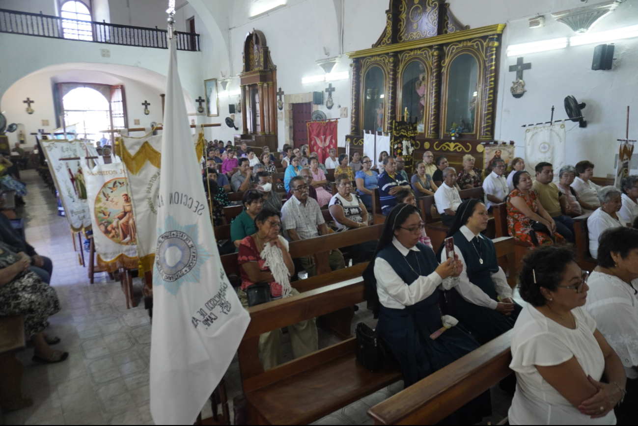 Decenas de feligreses esperaron su bajada con canticos, amor y fe Decenas de feligreses esperaron su bajada con canticos, amor y fe