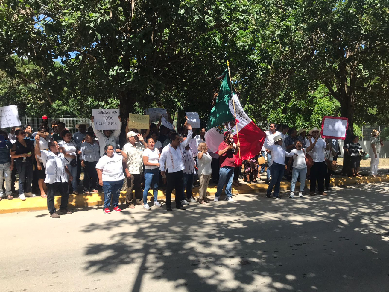Decenas de personas esperaron a AMLO fuera de la estación en Chetumal Decenas de personas esperaron a AMLO fuera de la estación en Chetumal