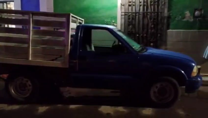 La camioneta se encontraba estacionada La camioneta se encontraba estacionada