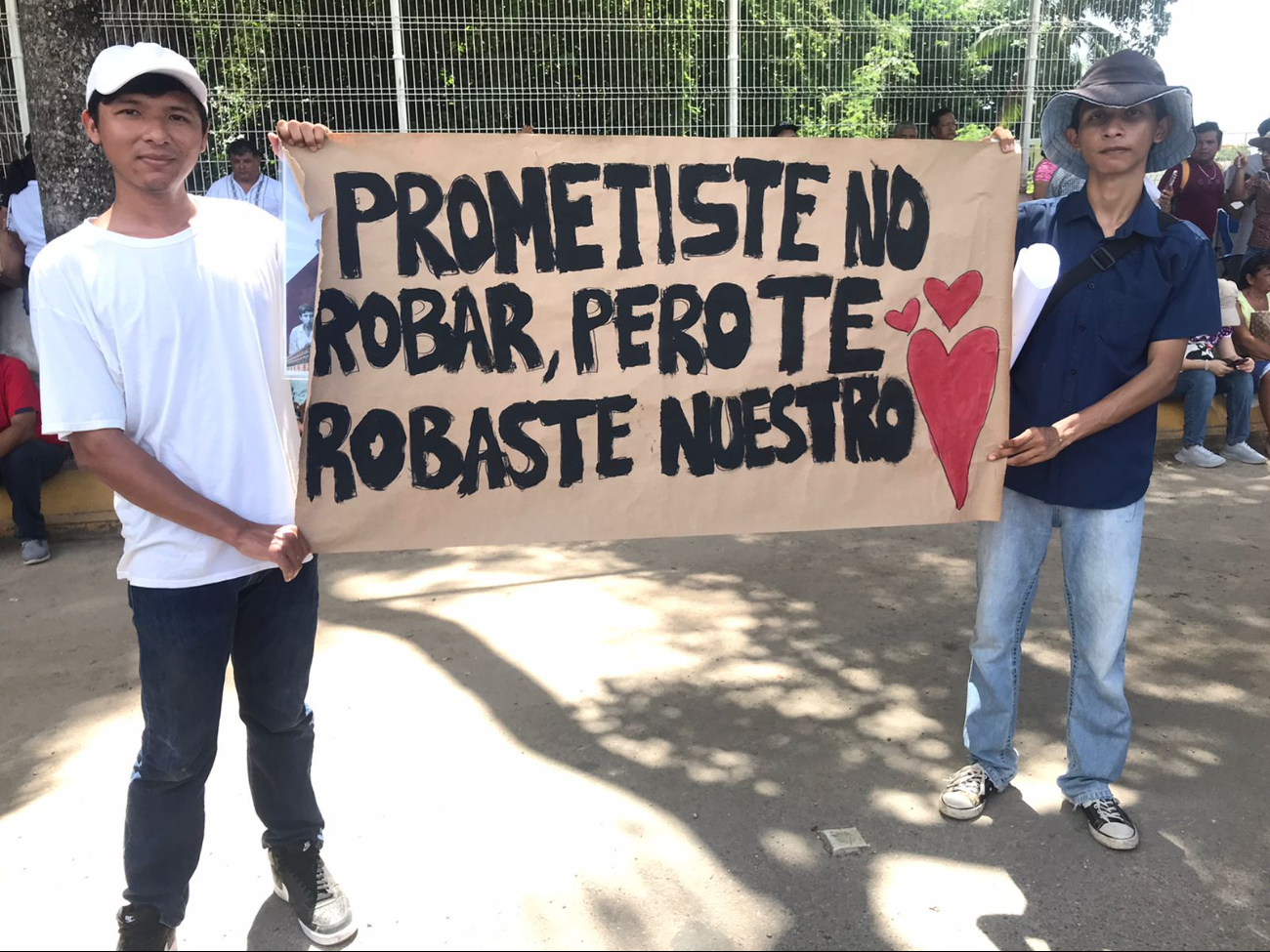 Sostuvieron pancartas dirigidas a AMLO Sostuvieron pancartas dirigidas a AMLO