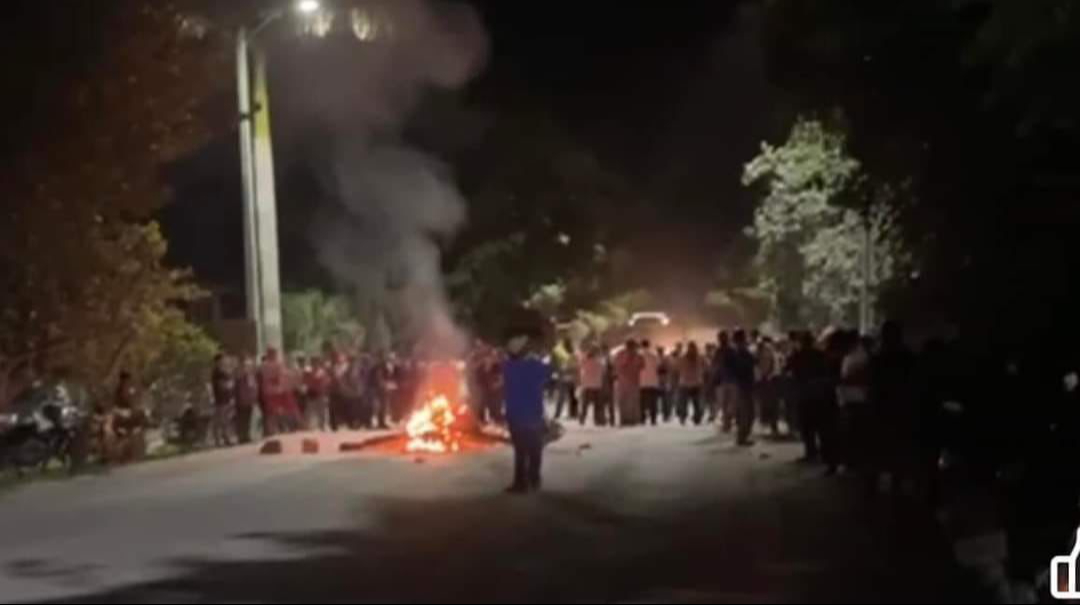 Trabajadores de la obra ferroviaria en la estación de Nicolás Bravo bloquean carretera Trabajadores de la obra ferroviaria en la estación de Nicolás Bravo bloquean carretera