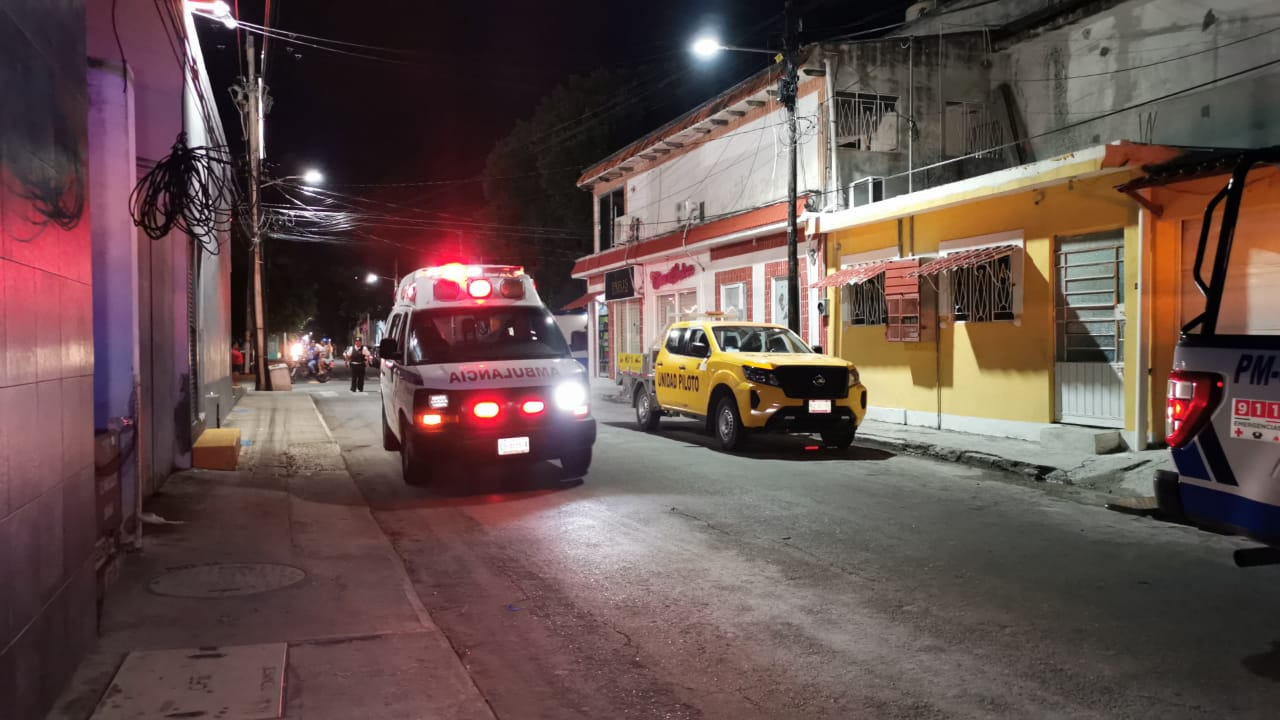 Asusta joven tirada en calles de Ciudad del Carmen; al parecer estaba drogada 