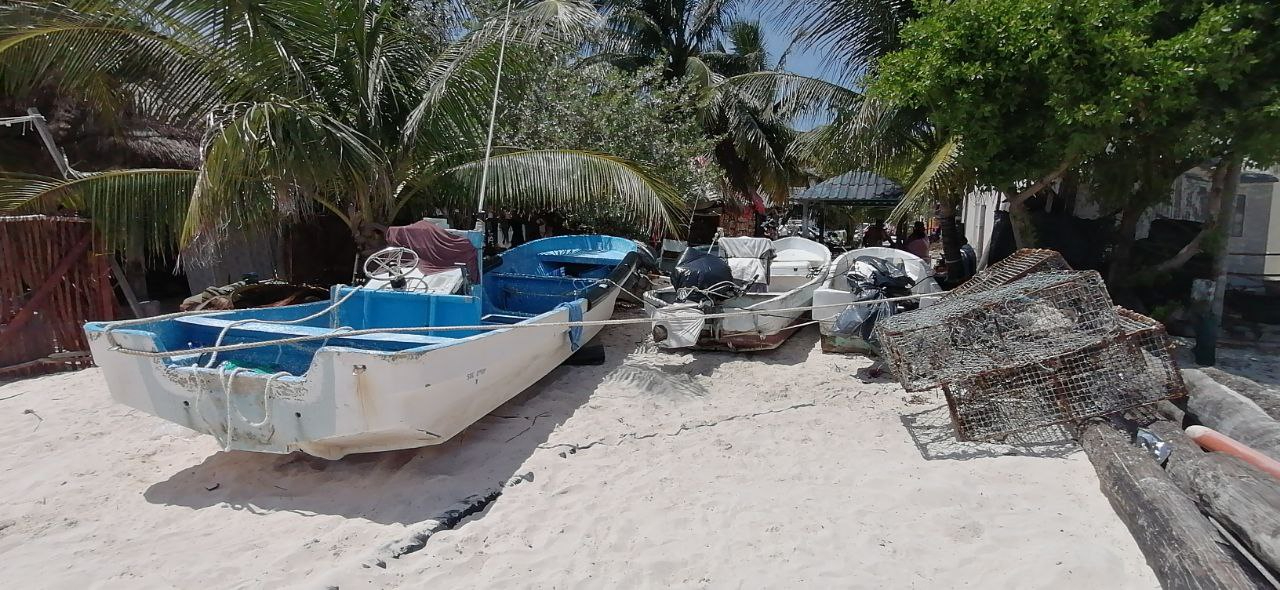 A pesar de la falta de techos y lonas, los pescadores deben refugiarse A pesar de la falta de techos y lonas, los pescadores deben refugiarse