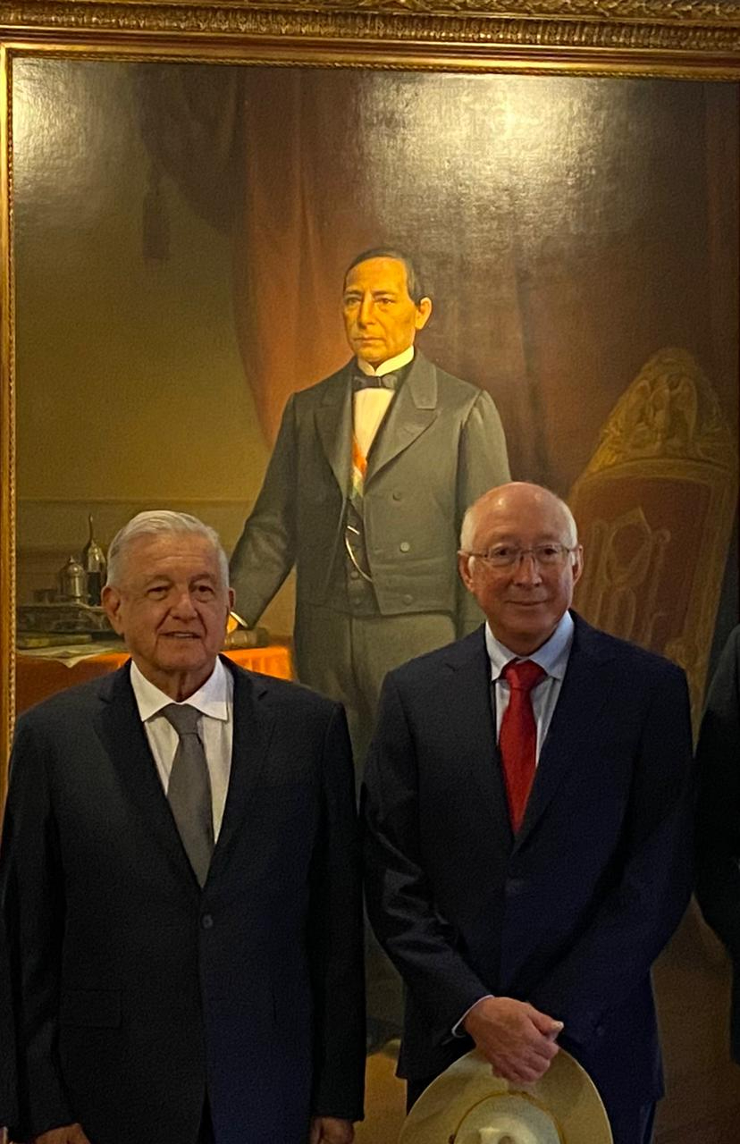 Andrés Manuel López Obrador y Ken Salazar posan delante de un retrato de Benito Juárez Andrés Manuel López Obrador y Ken Salazar posan delante de un retrato de Benito Juárez