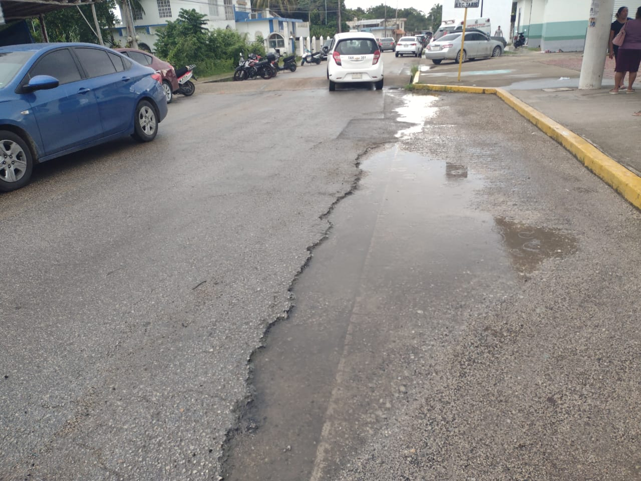 Debido a los residuos de basura en las coladeras o baches, algunas calles se encharcan Debido a los residuos de basura en las coladeras o baches, algunas calles se encharcan