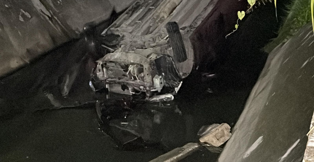 El coche fue recuperado por una grúa El coche fue recuperado por una grúa