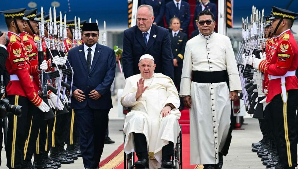 El Papa Francisco llegó este martes a Indonesia para iniciar una gira por Asia, la más larga de su pontificado El Papa Francisco llegó este martes a Indonesia para iniciar una gira por Asia, la más larga de su pontificado