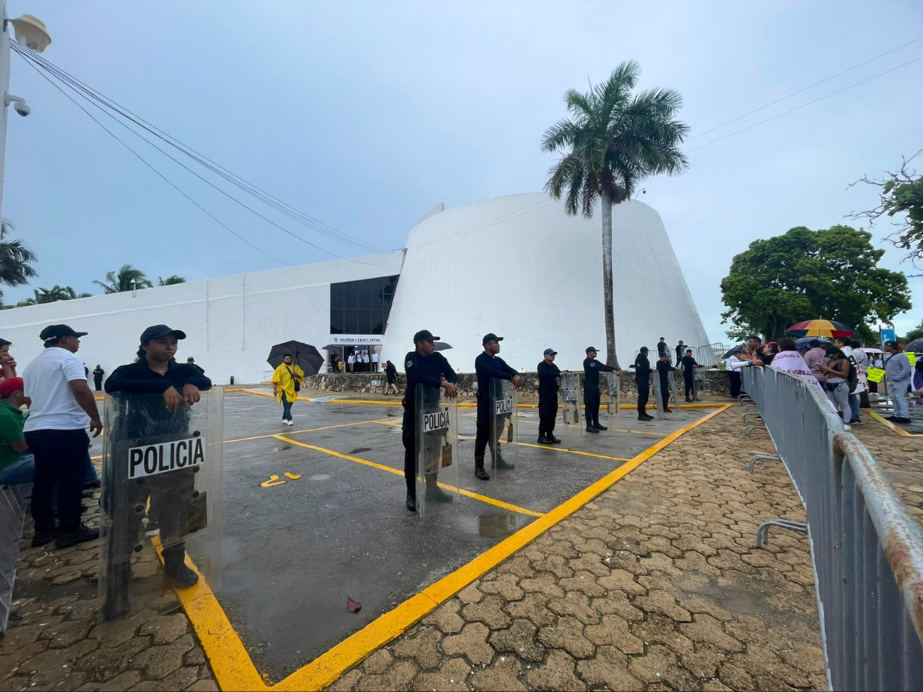 Elementos policiacos acordonaron el área por los manifestantes Elementos policiacos acordonaron el área por los manifestantes