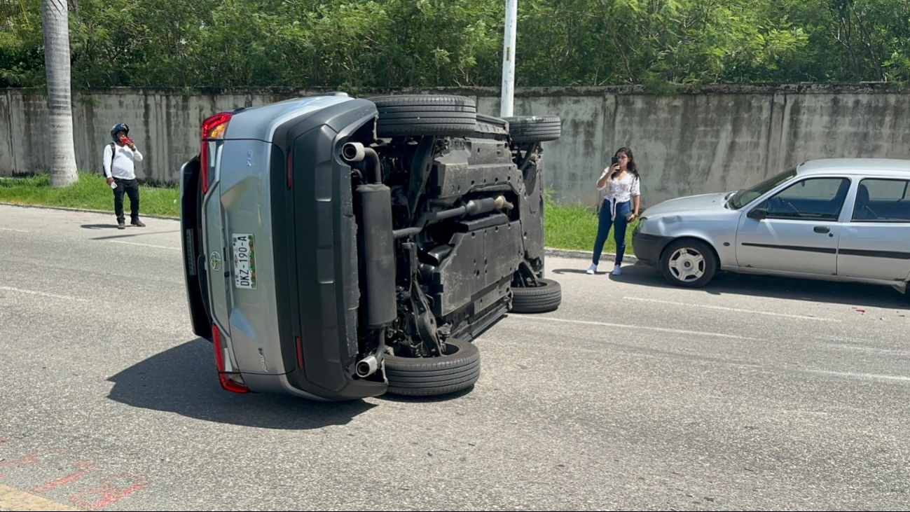 La mujer se distrajo y chocó contra un coche estacionado