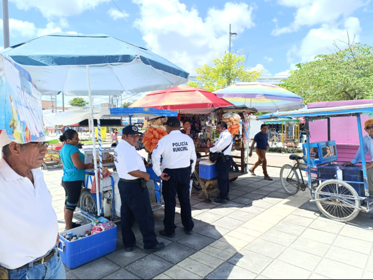 La Policía Municipal despejó el acceso a la Escuela Primaria “Benito Juárez” de vendedores ambulantes que obstruían el paso de los estudiantes.